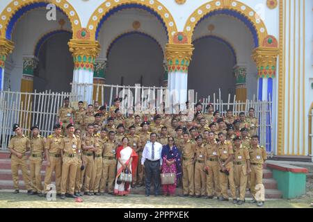 Tour di studio degli studenti del Rangpur Cadet College con il loro insegnante. Questa fotografia è stata scattata a Dinajpur, Bangladesh. Foto Stock