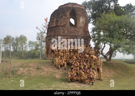 Tour di studio degli studenti del Rangpur Cadet College con il loro insegnante. Questa fotografia è stata scattata a Dinajpur, Bangladesh. Foto Stock