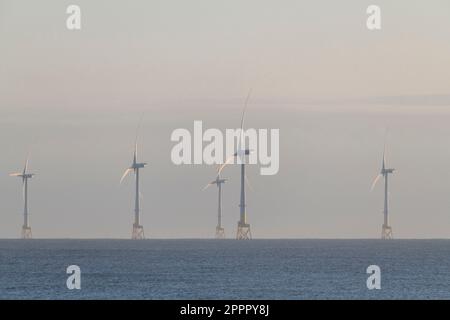 Cinque turbine Vestas nella centrale eolica di Aberdeen Bay nel Mare del Nord al largo della costa dell'Aberdeenshire, all'alba del sole Foto Stock