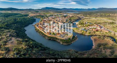 Veduta aerea di Buitrago del Lozoya, un villaggio storico ben conservato vicino Madrid, circondato dal fiume Lozoya, con la catena montuosa Guadarrama Foto Stock