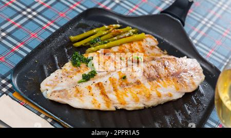 Deliziose grigliate di bass con asparagi Foto Stock