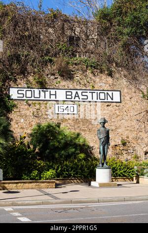 Line Curtain Wall, Bastion Sud. Statua dell'ammiraglio Horatio Nelson, eroe della battaglia di Trafalgar. Eretto il 200th° anniversario della battaglia. S Foto Stock