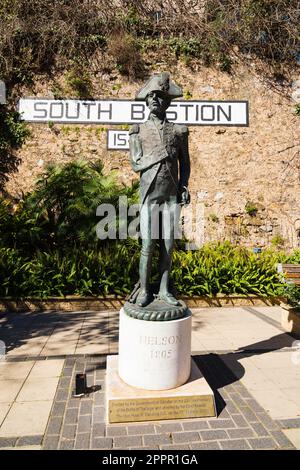 Line Curtain Wall, Bastion Sud. Statua dell'ammiraglio Horatio Nelson, eroe della battaglia di Trafalgar. Eretto il 200th° anniversario della battaglia. S Foto Stock