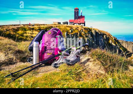 Karkonosze, Polonia - 29 settembre 2014: Attrezzature per esterni con sfondo sfocato. Attrezzatura turistica di base con stazione di relay sfocata e Snow Cirques Foto Stock