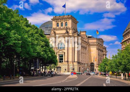 Berlino, Germania - 30 aprile 2014: Edificio del Reichstag a Berlino. Il parlamento nazionale tedesco con la nuova cupola di vetro è una perfetta miscela di histo Foto Stock