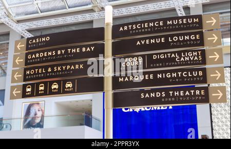 Cartello di direzione al Shoppes a Marina Bay Sands, Singapore Foto Stock