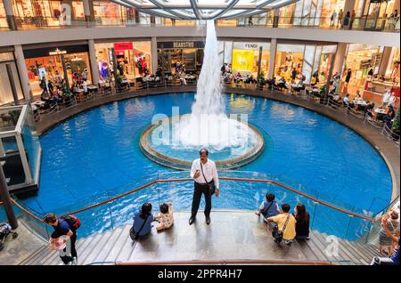 Giro in sampan presso The Shoppes a Marina Bay Sands, Singapore Foto Stock