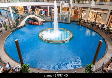 Giro in sampan presso The Shoppes a Marina Bay Sands, Singapore Foto Stock