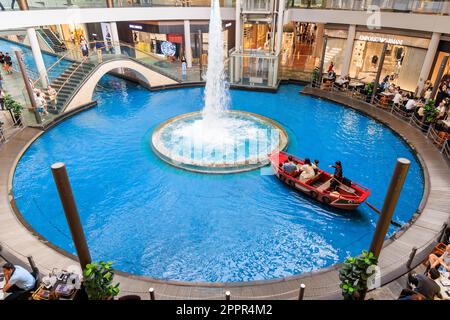 Giro in sampan presso The Shoppes a Marina Bay Sands, Singapore Foto Stock