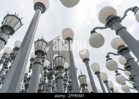 Los Angeles, CA - 14 ottobre 2022: Opera d’arte pubblica di Chris Burden “Urban Light” al LACMA, il Los Angeles County Museum of Art Foto Stock