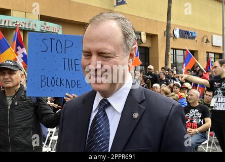 Los Angeles, Stati Uniti. 24th Apr, 2023. Il Rep. Adam Schiff (D-CA) si unisce a centinaia di persone in un rally per commemorare il 108th° anniversario del genocidio armeno, che viene ampiamente considerato dagli studiosi come il primo genocidio del 20th° secolo, nella sezione Little Armenia di Los Angeles lunedì 24 aprile 2023. Foto di Jim Ruymen/UPI Credit: UPI/Alamy Live News Credit: UPI/Alamy Live News Foto Stock