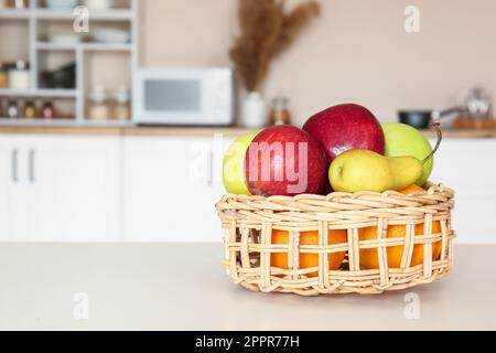 Immagini Stock - Cestino Con Frutta Fresca Sulla Tavola Di Legno In Cucina,  Primo Piano. Image 205423982