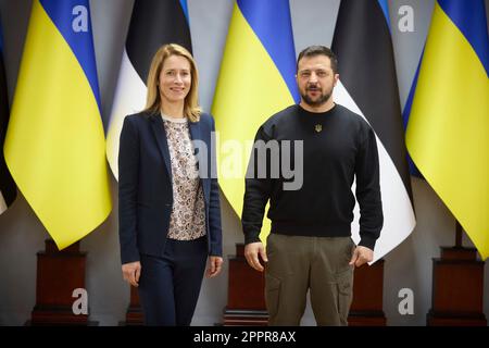 Zhytomyr, Ucraina. 24th Apr, 2023. Il presidente ucraino Volodymyr Zelenskyy, a destra, accoglie con favore il primo ministro estone Kaja Kallas, per le discussioni bilaterali al Politecnico di Zhytomyr, 24 aprile 2023 a Zhytomyr, Ucraina. Credit: Foto piscina/Ufficio stampa presidenziale ucraino/Alamy Live News Foto Stock