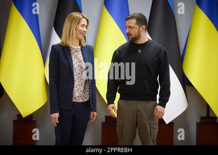 Zhytomyr, Ucraina. 24th Apr, 2023. Il presidente ucraino Volodymyr Zelenskyy, a destra, accoglie con favore il primo ministro estone Kaja Kallas, per le discussioni bilaterali al Politecnico di Zhytomyr, 24 aprile 2023 a Zhytomyr, Ucraina. Credit: Foto piscina/Ufficio stampa presidenziale ucraino/Alamy Live News Foto Stock