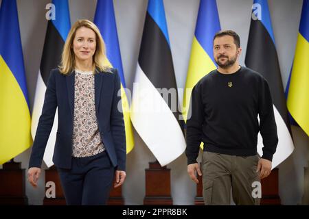 Zhytomyr, Ucraina. 24th Apr, 2023. Il presidente ucraino Volodymyr Zelenskyy, a destra, accoglie con favore il primo ministro estone Kaja Kallas, per le discussioni bilaterali al Politecnico di Zhytomyr, 24 aprile 2023 a Zhytomyr, Ucraina. Credit: Foto piscina/Ufficio stampa presidenziale ucraino/Alamy Live News Foto Stock