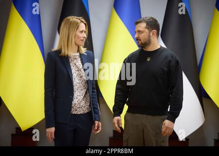 Zhytomyr, Ucraina. 24th Apr, 2023. Il presidente ucraino Volodymyr Zelenskyy, a destra, accoglie con favore il primo ministro estone Kaja Kallas, per le discussioni bilaterali al Politecnico di Zhytomyr, 24 aprile 2023 a Zhytomyr, Ucraina. Credit: Foto piscina/Ufficio stampa presidenziale ucraino/Alamy Live News Foto Stock