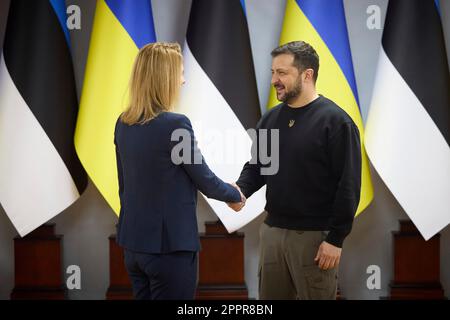 Zhytomyr, Ucraina. 24th Apr, 2023. Il presidente ucraino Volodymyr Zelenskyy, a destra, accoglie con favore il primo ministro estone Kaja Kallas, per le discussioni bilaterali al Politecnico di Zhytomyr, 24 aprile 2023 a Zhytomyr, Ucraina. Credit: Foto piscina/Ufficio stampa presidenziale ucraino/Alamy Live News Foto Stock