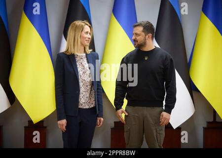 Zhytomyr, Ucraina. 24th Apr, 2023. Il presidente ucraino Volodymyr Zelenskyy, a destra, accoglie con favore il primo ministro estone Kaja Kallas, per le discussioni bilaterali al Politecnico di Zhytomyr, 24 aprile 2023 a Zhytomyr, Ucraina. Credit: Foto piscina/Ufficio stampa presidenziale ucraino/Alamy Live News Foto Stock