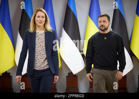 Zhytomyr, Ucraina. 24th Apr, 2023. Il presidente ucraino Volodymyr Zelenskyy, a destra, accoglie con favore il primo ministro estone Kaja Kallas, per le discussioni bilaterali al Politecnico di Zhytomyr, 24 aprile 2023 a Zhytomyr, Ucraina. Credit: Foto piscina/Ufficio stampa presidenziale ucraino/Alamy Live News Foto Stock