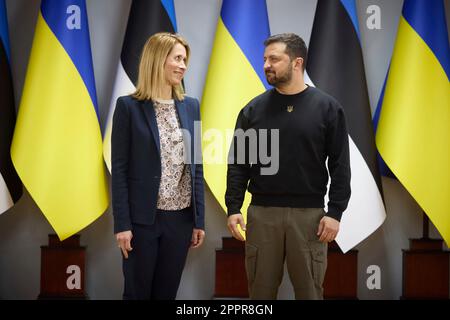 Zhytomyr, Ucraina. 24th Apr, 2023. Il presidente ucraino Volodymyr Zelenskyy, a destra, accoglie con favore il primo ministro estone Kaja Kallas, per le discussioni bilaterali al Politecnico di Zhytomyr, 24 aprile 2023 a Zhytomyr, Ucraina. Credit: Foto piscina/Ufficio stampa presidenziale ucraino/Alamy Live News Foto Stock