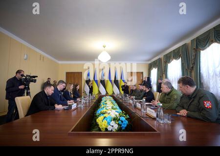 Zhytomyr, Ucraina. 24th Apr, 2023. Il presidente ucraino Volodymyr Zelenskyy, a destra, e la delegazione tengono discussioni bilaterali con il primo ministro estone Kaja Kallas, 24 aprile 2023 a Zhytomyr, in Ucraina. Credit: Foto piscina/Ufficio stampa presidenziale ucraino/Alamy Live News Foto Stock