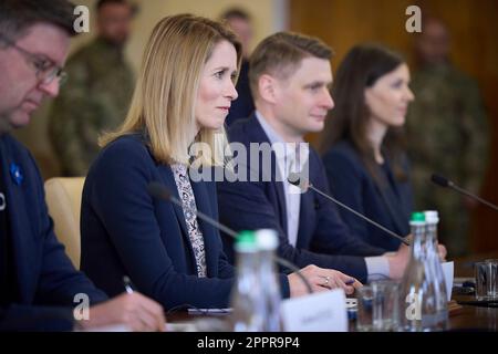 Zhytomyr, Ucraina. 24th Apr, 2023. Il primo ministro estone Kaja Kallas, di sinistra, e la delegazione tengono discussioni bilaterali con il presidente ucraino Volodymyr Zelenskyy, 24 aprile 2023 a Zhytomyr, Ucraina. Credit: Foto piscina/Ufficio stampa presidenziale ucraino/Alamy Live News Foto Stock