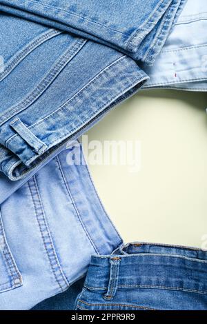 Cornice in jeans eleganti su sfondo beige, primo piano Foto Stock