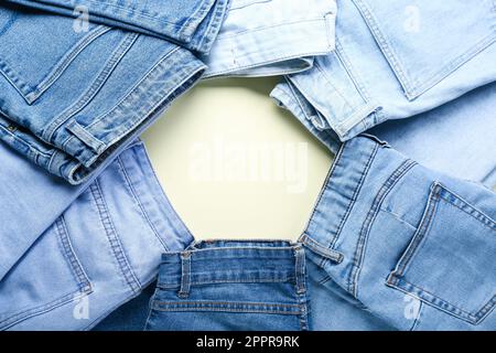 Cornice in jeans eleganti su sfondo beige, primo piano Foto Stock