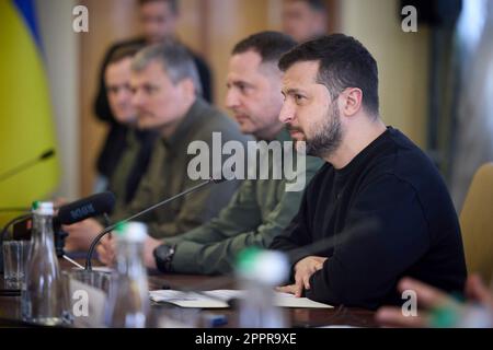 Zhytomyr, Ucraina. 24th Apr, 2023. Il presidente ucraino Volodymyr Zelenskyy, a destra, e la delegazione tengono discussioni bilaterali con il primo ministro estone Kaja Kallas, 24 aprile 2023 a Zhytomyr, in Ucraina. Credit: Foto piscina/Ufficio stampa presidenziale ucraino/Alamy Live News Foto Stock