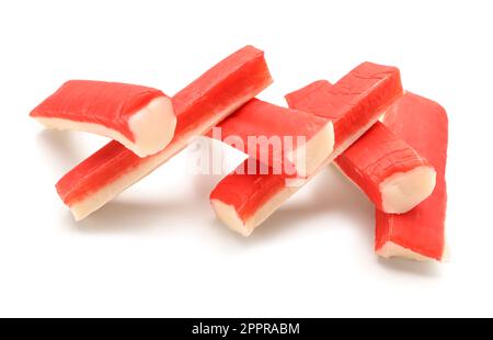 Gustosi bastoncini di granchio isolati su sfondo bianco Foto Stock