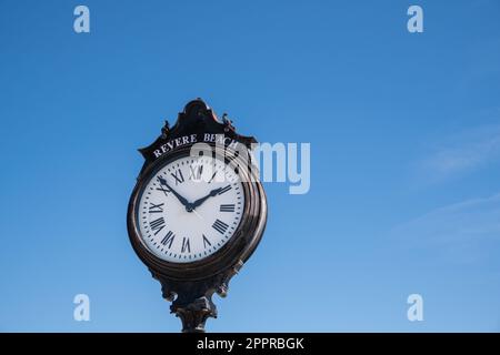 Revere, ma, US-8 aprile 2023: Orologio vecchio stile in spiaggia nel sobborgo di Boston. Foto Stock