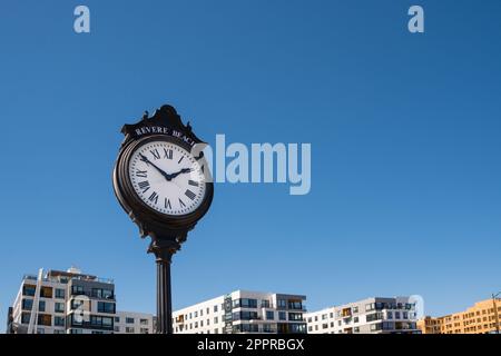 Revere, ma, US-8 aprile 2023: Orologio vecchio stile in spiaggia nel sobborgo di Boston. Foto Stock