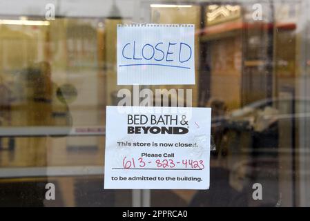 Ottawa, Canada - 24 aprile 2023: Chiuso segno sul Bed Bath & Beyond negozio su Strandherd Dr. La società ha depositato per il Capitolo 11 fallimento protezione ieri dopo non essere riuscito a garantire i fondi per rimanere a galla. Foto Stock