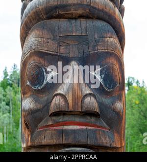 Totem pole close up dei nativi delle prime Nazioni Gitxsan, Ksan Historical Village, Hazelton, British Columbia, Canada. Foto Stock