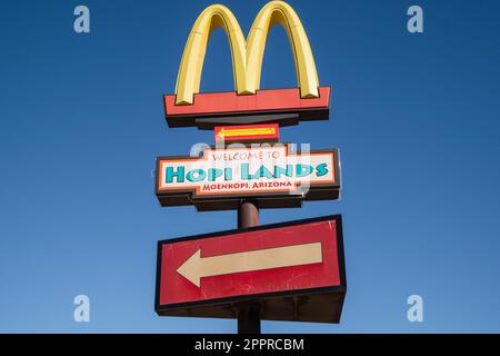 Moenkopi, AZ, US-21 dicembre 2022: McDonalds sulla riserva indiana Hopi a Tuba City, Arizona. Foto Stock