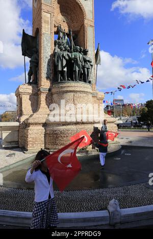 I bambini celebrano la Giornata dell'Indipendenza in Piazza Taksim a Istanbul, Turchia nel 2022 Foto Stock