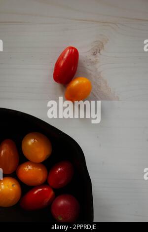 Pomodori ciliegini in padella di ghisa Foto Stock