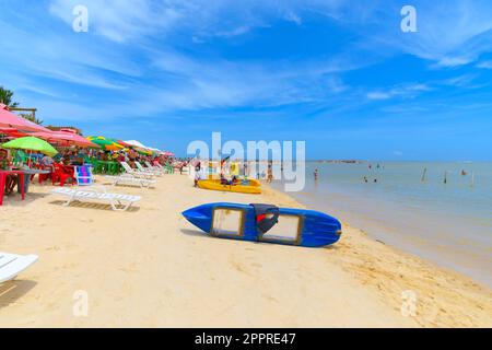 Santa Cruz Cabralia, BA, Brasile - 05 gennaio 2023: Vista della spiaggia di Coroa Vermelha, destinazione turistica dello stato di Bahia. Spiaggia storica dal tempo o Foto Stock