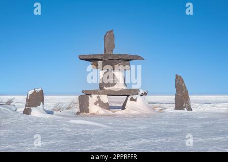 Un punto di riferimento culturale dell'Artico conosciuto come Inukshuk, usato come ausilio alla navigazione e comunicazione dalla gente delle prime Nazioni nel nord canadese. Churchill Foto Stock