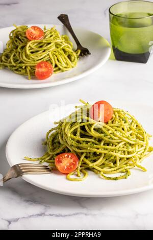 Spaghetti al pesto su un piatto Foto Stock