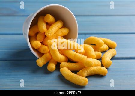 Molti gustosi polsini di mais sul tavolo di legno blu Foto Stock