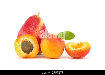 Albicocche intere e mature, pera multicolore isolata su fondo bianco. Multivitaminico e frutti ricchi e succosi Foto Stock