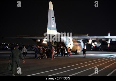 Amman, Giordania. 24th Apr, 2023. Le persone evacuate dal Sudan arrivano all'aeroporto militare di Marka ad Amman, in Giordania, il 24 aprile 2023. La Giordania ha evacuato 343 persone dal Sudan lunedì, ha riferito l'agenzia statale Petra. Un totale di 343 giordani, palestinesi, iracheni, siriani e tedeschi sono arrivati in Giordania all'inizio di lunedì in quattro aerei delle forze aeree giordane reali, ha detto il rapporto. Credit: Mohammad Abu Ghosh/Xinhua/Alamy Live News Foto Stock