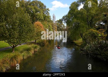 Christchurch, Nuova Zelanda - 24 aprile 2023; persone in barca sul fiume Avon in autunno, Christchurch, Nuova Zelanda Foto Stock