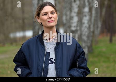 Rheinsberg, Germania. 19th Apr, 2023. EVA Briegel, cantante della band Juli, ha scattato la sua foto durante una sessione fotografica al Landhaus Siebenwasser. Il nuovo album della band Juli, chiamato 'The Summer is Over', sarà pubblicato il 28.04.2023. Credit: Michael Bahlo/dpa/Alamy Live News Foto Stock