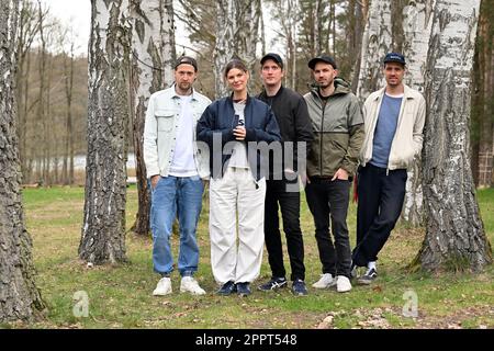 Rheinsberg, Germania. 19th Apr, 2023. La band pop-rock tedesca Juli - il chitarrista Simon Triebel (l-r), la cantante Eva Briegel, il chitarrista Frank Schwichtenberg, il bassista Andreas 'dedi' Herde e il batterista Marcel Römer - sono fotografati durante una sessione fotografica al Landhaus Siebenwasser. Il nuovo album della band di luglio, chiamato 'Summer is Over', sarà pubblicato il 28.04.2023. Credit: Michael Bahlo/dpa/Alamy Live News Foto Stock