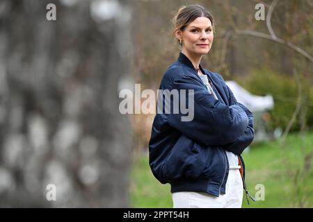 Rheinsberg, Germania. 19th Apr, 2023. EVA Briegel, cantante della band Juli, ha scattato la sua foto durante una sessione fotografica al Landhaus Siebenwasser. Il nuovo album della band Juli, chiamato 'The Summer is Over', sarà pubblicato il 28.04.2023. Credit: Michael Bahlo/dpa/Alamy Live News Foto Stock