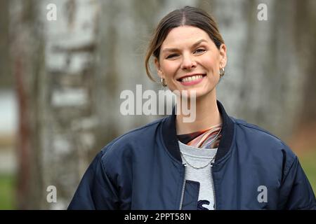 Rheinsberg, Germania. 19th Apr, 2023. EVA Briegel, cantante della band Juli, ha scattato la sua foto durante una sessione fotografica al Landhaus Siebenwasser. Il nuovo album della band Juli, chiamato 'The Summer is Over', sarà pubblicato il 28.04.2023. Credit: Michael Bahlo/dpa/Alamy Live News Foto Stock