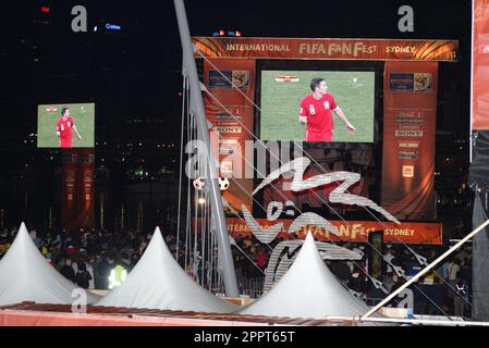 I fan guardano la partita Inghilterra contro Slovenia al FIFA Fan Fest di Darling Harbour a Sydney, una delle sette città internazionali che ospitano "Live Sites" (oltre a nove nelle città sudafricane) per la visione dei giochi FIFA 2010. Sydney, Australia - 24.06.10 Foto Stock