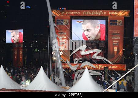 I fan guardano la partita Inghilterra contro Slovenia al FIFA Fan Fest di Darling Harbour a Sydney, una delle sette città internazionali che ospitano "Live Sites" (oltre a nove nelle città sudafricane) per la visione dei giochi FIFA 2010. Sydney, Australia - 24.06.10 Foto Stock